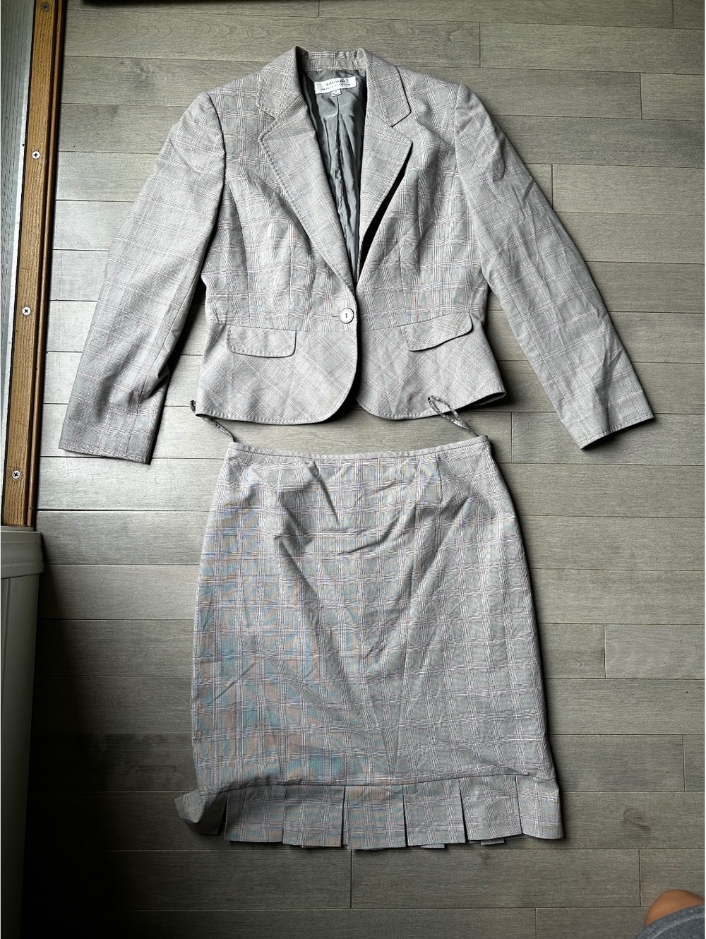 Women’s Tahari Two-Piece Skirt Suit gray Plaid Pleated Hem business casual 12